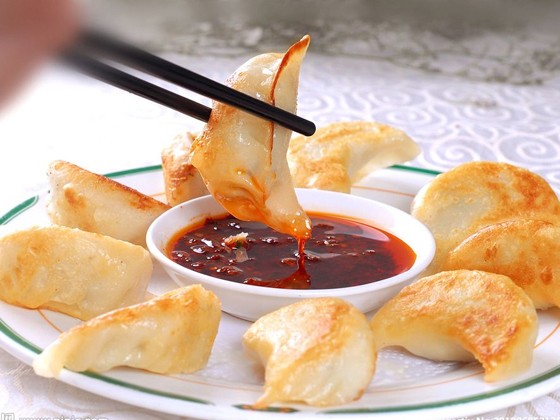 速凍水餃銷售商勾大姐食品教你煎餃怎么做好吃？煎餃和鍋貼有區(qū)別嗎？